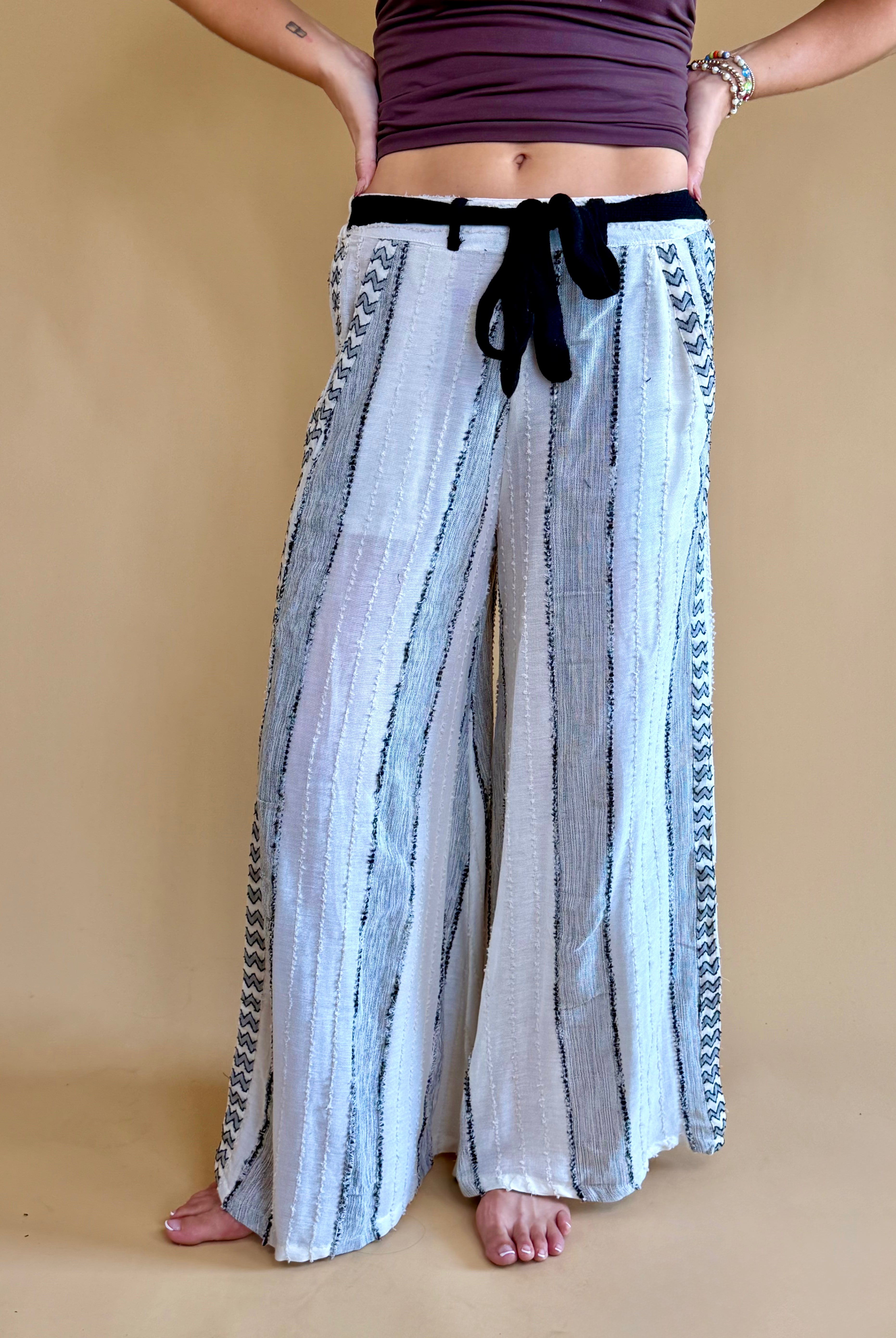Wide leg pant, flowy pant, linen pant, black and white pant, fall fashion, b&w print, fun pants, drawstring pants