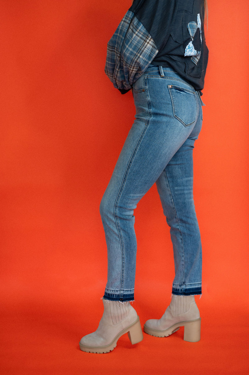 Judy Blue Mid Rise Rigid Magic Release Hem Boyfriend Jean