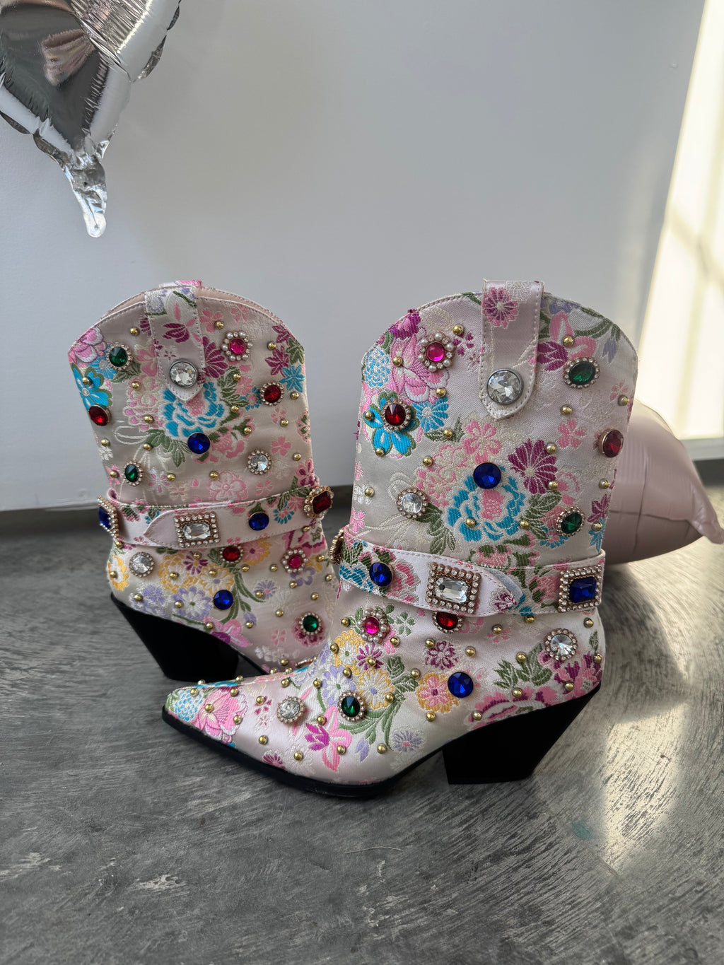 Azalea wang
Diligent boot
Nashville
Bachelorette
Glitter boots
Dolly Parton 
Glam
Party