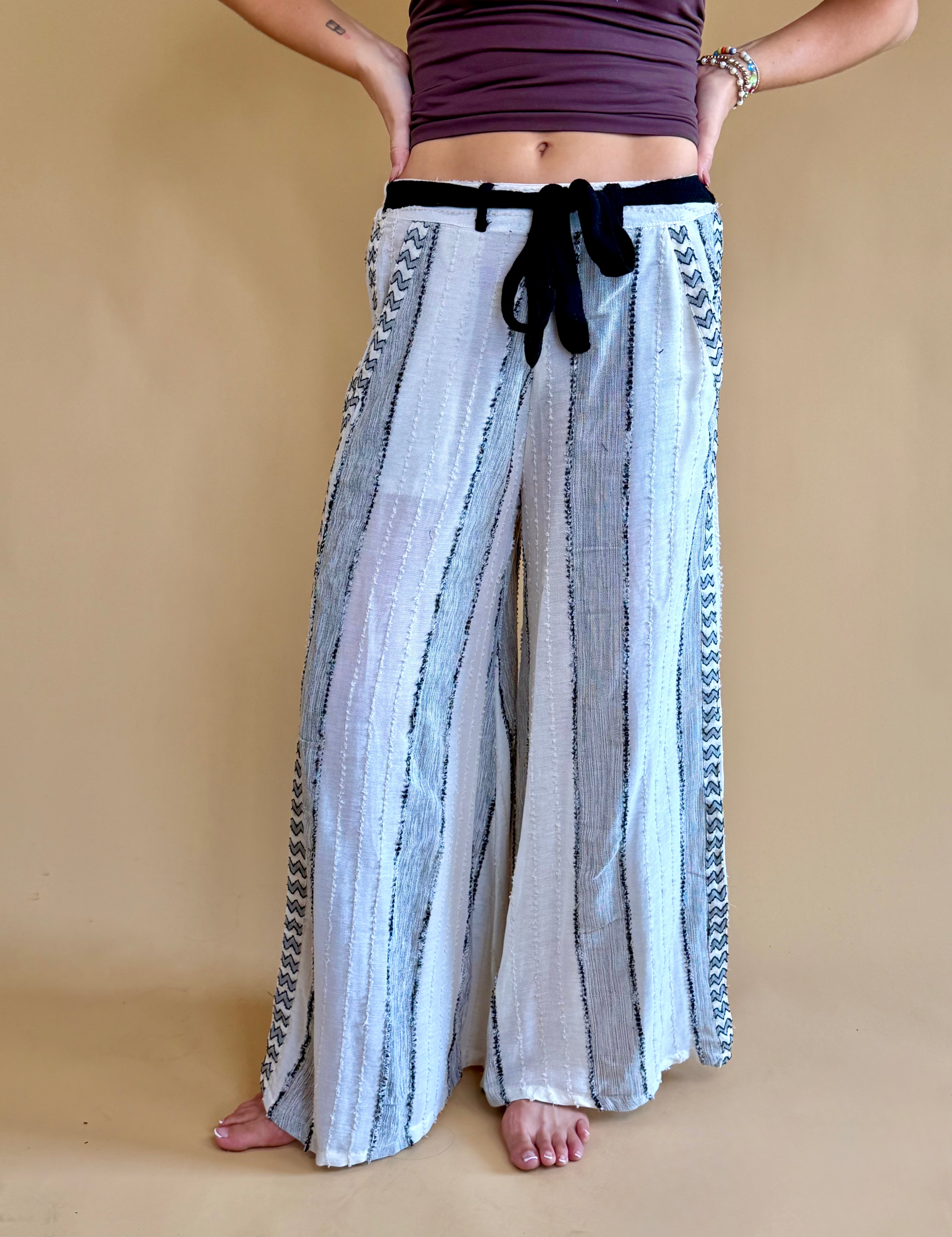 Wide leg pant, flowy pant, linen pant, black and white pant, fall fashion, b&w print, fun pants, drawstring pants