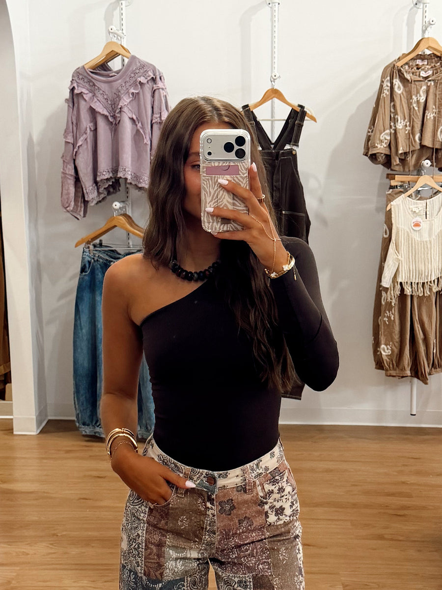 Nikibiki Clean Line One Shoulder Top