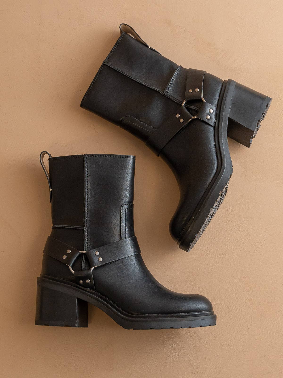 black moto boot, mid shalf boot, trendy black boots, ankle bootie, fall and winter boots, block heel boot